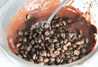 طرز تهیه قهوه با شکلات تلخ